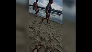 Un jeune minet visite la plage nudiste de Kyiv - un lieu de croisière populaire