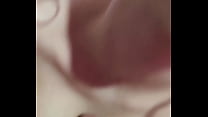 jeune femme rousse fait une avec éjaculation dans la bouche