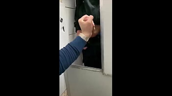 assistindo caras se masturbando em compilação de cabines de banheiro público