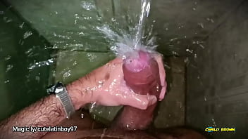 Водная мастурбация без рук. Позволить струе воды падать на мой большой неразрезанный латиноамериканский член, пока я не кончу без рук?