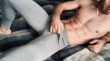 Masturbar-se e Ejacular em meias cinzentas depois do treino! Orgasmo masculino! Russo caseiro Vídeos hetero!