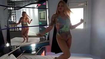 Alessandra Dias Resmi Alessandra Dias sizin için bir striptiz yapıyor.