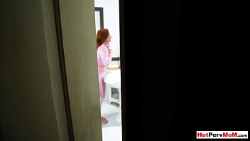 赤毛熟女継母ソフィア・ロックがファンのためにフェラ動画を制作