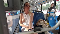 Una chica monta un autobús público con los pechos desnudos