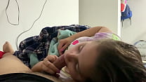 Моя маленькая падчерица играет с моим членом во рту, пока мы смотрим фильм (Она не знает, что я это записала)