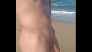 裸体主義者のビーチで日光浴 - プライア ド ピーニョ