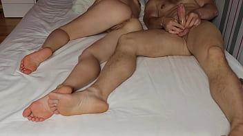 ステップの息子はベッドで裸のステップママを捕まえ、複数のオーガズムに彼女を犯した。