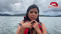 Exhibicionismo - Lina Henao se masturba en un kayak en un lado mientras hay turistas cerca - voyerismo para los morbosos que les encanta ver chicas traviesas