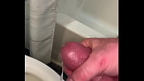 Hubby Solo Slow Motion Ejaculation dans une salle de bain sale