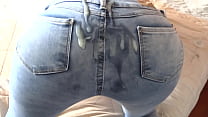Ich fand meinen Stiefsohn beim Wichsen in meinem Höschen und zum ersten Mal erlaube ich ihm, in Jeans auf meinen Arsch zu kommen
