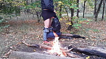 Hermoso sexo en público en el bosque junto al fuego - Lesbian Illusion Girls