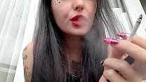 Fumar fetiche de Dominatrix Nika. La Dominatrix fuma sexy y echa humo en tu cara.