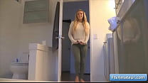 Die schöne blonde Teenager-Amateurin Zoey mit dicken Titten masturbiert mit einem großen lila Dildo in der Badewanne