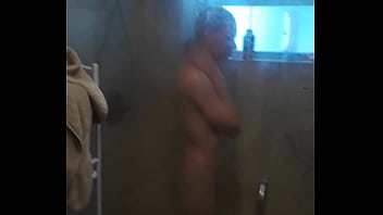 Chanel en la ducha después del relleno de creampie