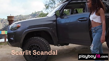 Идеальная полностью натуральная латинская крошка Scarlit Scandal раздевается на капюшоне на улице