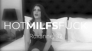 Hot Milfs Fuck - Junge Mama Roxanne zum ersten Mal vor der Kamera gefickt!