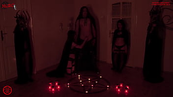 Что-то очень странное произошло во время сатанинского ритуала, свеча зажглась сама собой!