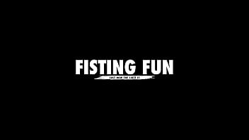 Fisting amusant pour la première fois, Kitty Li, Fist anal, Fist profond, Fist vaginal, Gapes, ButtRose FF020