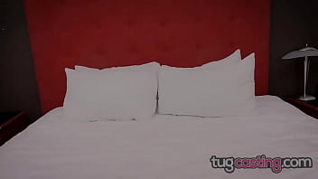 TUG CASTING Европейская девушка мечты Надя Ноя работает с членом на собеседовании личного помощника