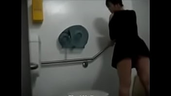 Students Chich In Toilet