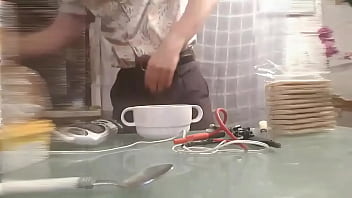 Video completo de cuchareando la polla y las bolas electrificadas en el café hasta la corrida