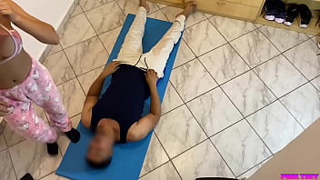 Мне нравится сидеть на лице моего дяди, потому что меня возбуждает, когда он трется лицом о мою киску и задницу