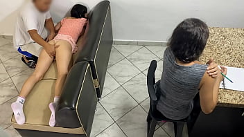 Мне нравится, что мой дядя делает мне массаж, потому что меня возбуждает, когда он трогает мою киску