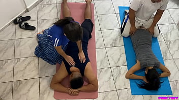 Мы с мужем делаем парный массаж, но я целуюсь с клиентом, а мой муж делает вид, что не видит, но ему нравится наставлять рога