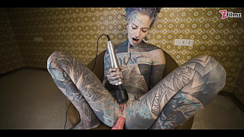 татуированная молодая женщина испытывает МАШИНУ ДЛЯ ТРАХА своим АНАЛОМ - зияет, оргазм, анал (гот, панк, альтернативное порно) ZF059