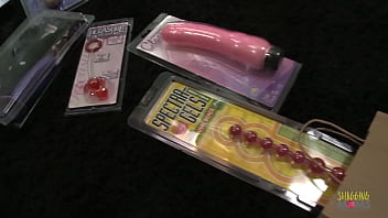 Чтобы оживить свою сексуальную жизнь, милфа-брюнетка с большими сиськами пробует анал и использует секс-игрушки
