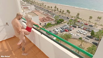 Sexo en el balcón con vista a la playa - mamada al aire libre con semen en las tetas