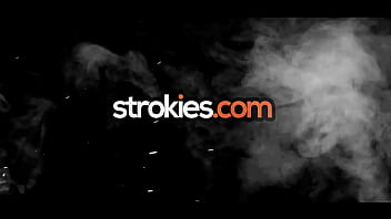 STROKIES Рыжая горячая брюнетка Кэссиди Блисс проводит пальцами по своему кусту и дрочит на слюнях