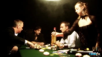 Шаловливая брюнетка получает двойное проникновение на покерном столе во время секса вчетвером
