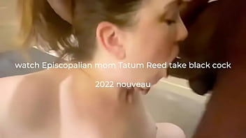 La blogueuse élégante Waspy Mom Tatum Reed suce et baise un coq noir qu'elle a rencontré de Bumble