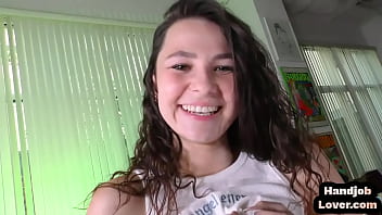 Намазанная маслом 19-летняя дрочка в видео от первого лица говорит грязно и дрочит, пока трет хуй
