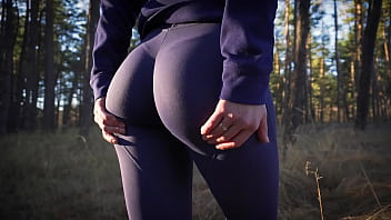 Latina Milf em calças de ioga super justas provocando sua incrível bunda na floresta