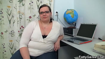 Учительница с большим животом соблазняет и трахает ебаря с большим членом