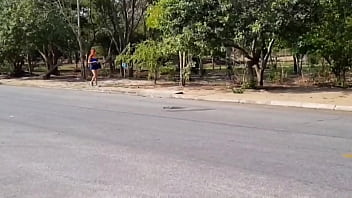 Красотка прошла по улице дома, позвала ее внутрь, а я съел ее на заднем дворе - Наталия Фонтес