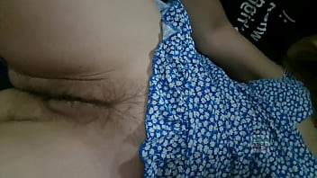 Моя невестка из маленького городка приходит и провоцирует меня, сидя на моих ногах, очевидно, я собирался трахнуть ее пальцами, в конечном итоге проникнуть и наполниться своей спермой