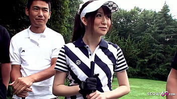 L'insegnante e altri ragazzi parlano di una giovane donna giapponese con Blowbang alla lezione di golf