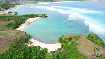 Putri Cinta zieht sich an einem wunderschönen tropischen Strand aus