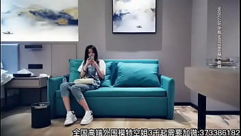 Tanhua Denim-Overalls sehen süß und schön aus, wenn sie auf dem Sofa flirtet und dann auf dem Bett spielt, ihren schlanken Körper leckt und hart zurückkommt