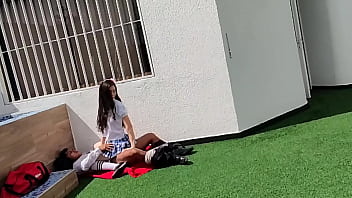 Молодые школьники занимаются сексом на школьной террасе и попали на камеру наблюдения.