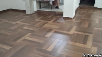 Мой отчим любит трахать меня на кухне, когда мы одни дома Мне нравится чувствовать, что я его секс-рабыня