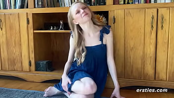 Ersties: Nervöse Blondine genießt sexy Disziplinsitzungen