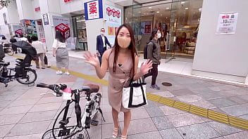 Japoneses trocam de roupa em Tóquio