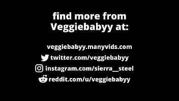 カーディガンとクロッチレスのランジェリーでストリッピングしてからかう-veggiebabyyのフルビデオ！