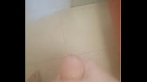Um menino decidiu se masturbar em uma sauna a vapor com um pênis enorme