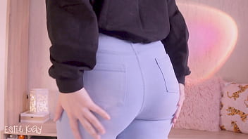 Анальный трах сводной сестры с толстой задницей в рваных джинсах
