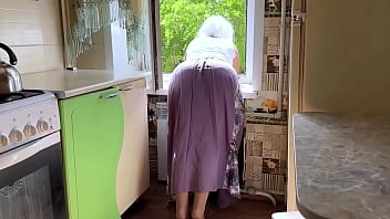 Зрелая милфа с большой и сексуальной жопой дождалась анального секса на полу